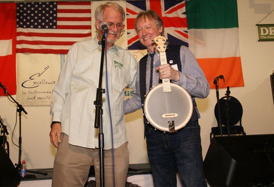 Deering present Steve Noon with uke banjo at Banjo 11